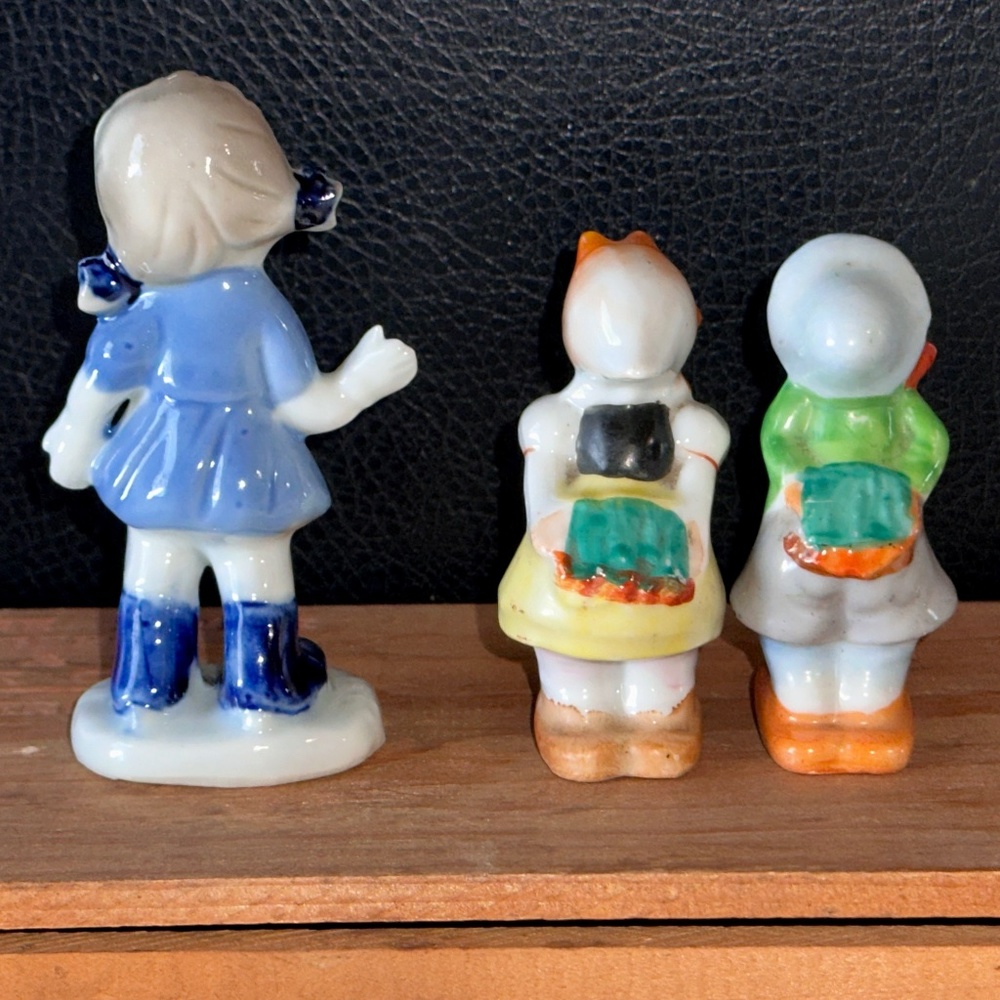 VTG Kissing Dutch Boy & Girl Figures - Porcelain Skating Blue Girl 3 & 4.25” - Picture 4 of 9